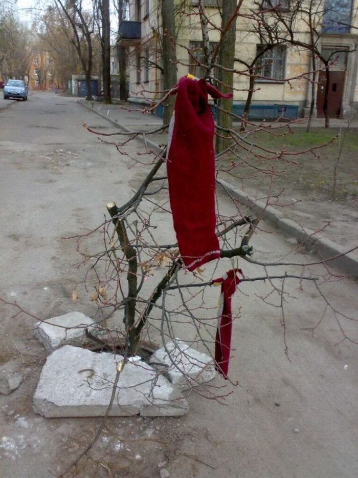 Как закрывают люки на Украине (8 фото)
