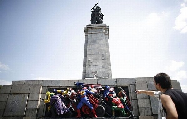Памятник советским воинам в Болгарии (4 фото)