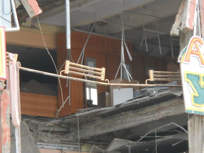 Обрушение стены торгового центра в Кургане (7 фото)