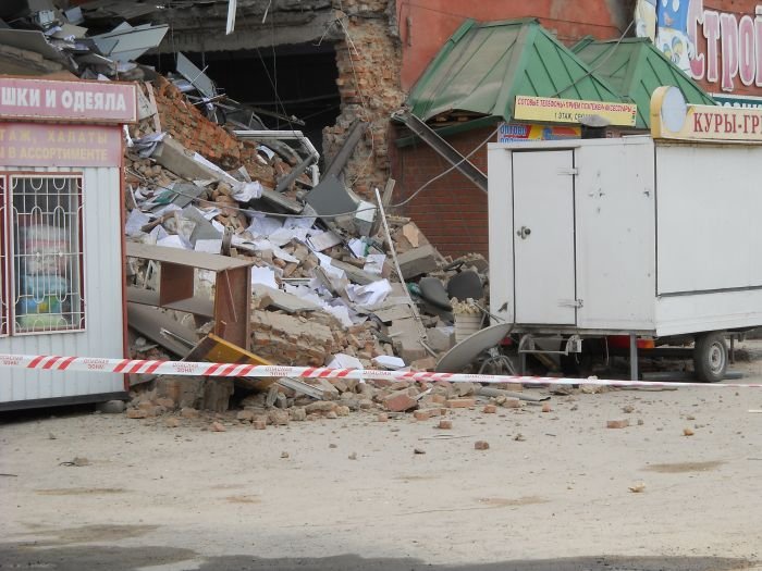 Обрушение стены торгового центра в Кургане (7 фото)