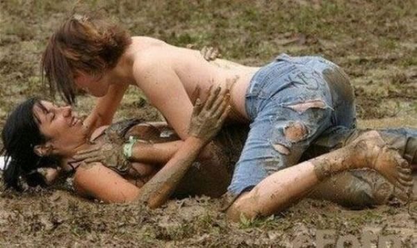Борьба девушек в грязи (39 фото)