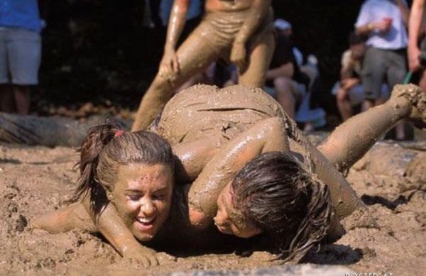 Борьба девушек в грязи (39 фото)
