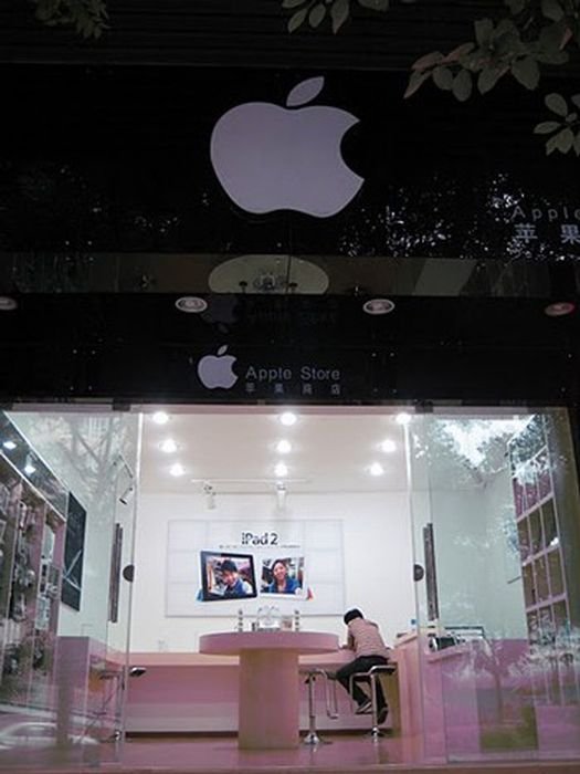 Поддельный магазин Apple Store (9 фото)