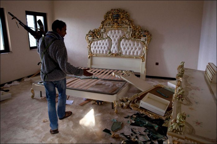 Повстанцы в домах Муаммара Каддафи и его родственников (25 фото)
