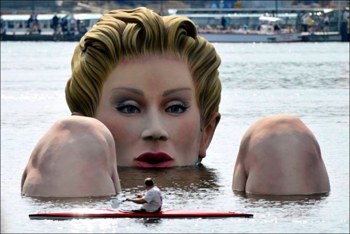 Скульптура женщины в воде (4 фото)