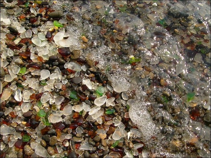 Стеклянный пляж (6 фото)