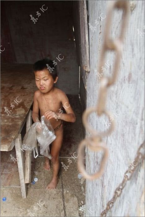Ребенок на цепи (8 фото)