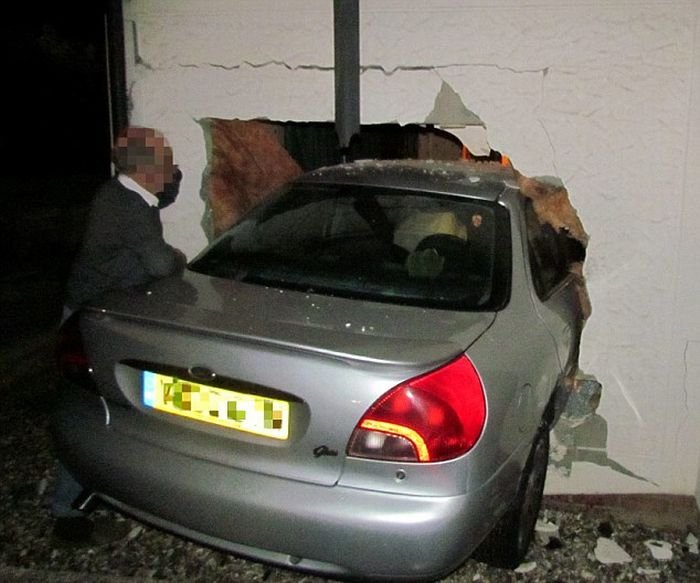 Автомобиль пробил стену дома (5 фото)