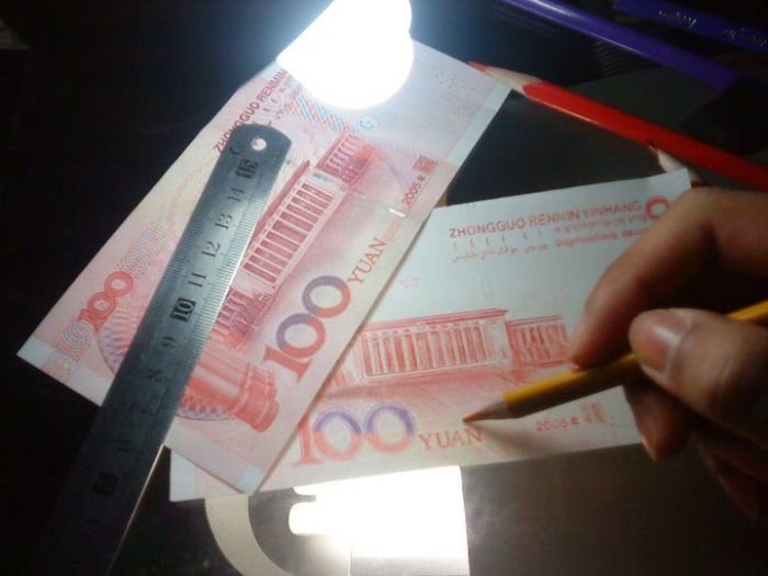 Китайский умелец нарисовал денежную купюру (34 фото)