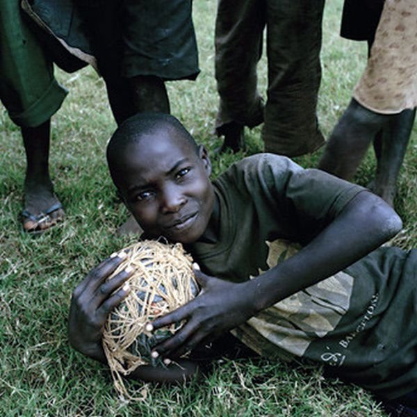 Как играют в футбол африканские дети (22 фото)