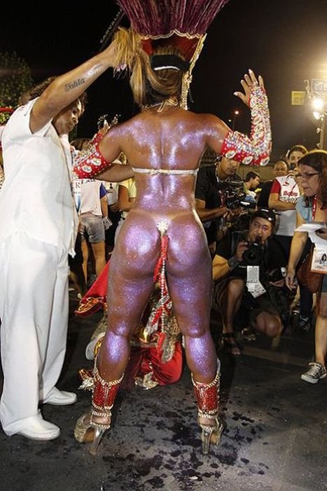Как держатся трусики на участницах карнавала в Рио (15 фото)