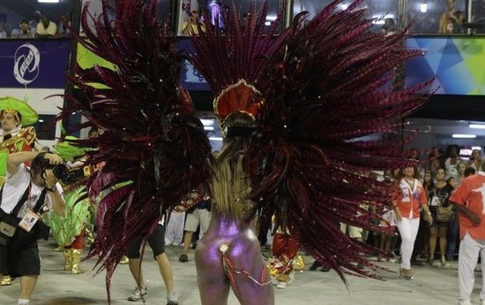 Как держатся трусики на участницах карнавала в Рио (15 фото)