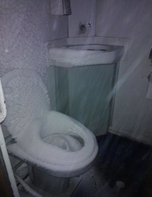 Туалет в польской электричке (3 фото)