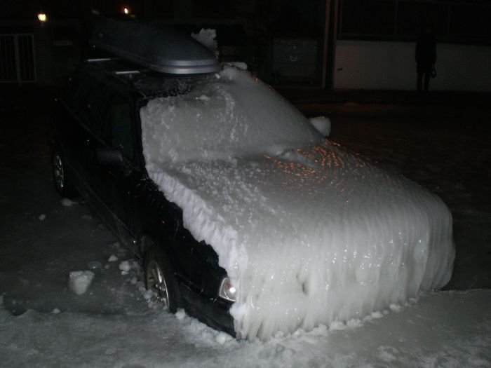 Не паркуйте машины зимой у побережья (12 фото)