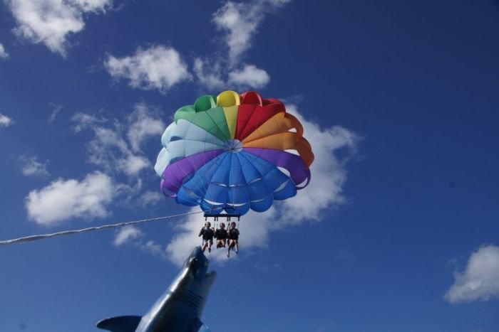 Забавные фотографии после катания на парашюте (2 фото)