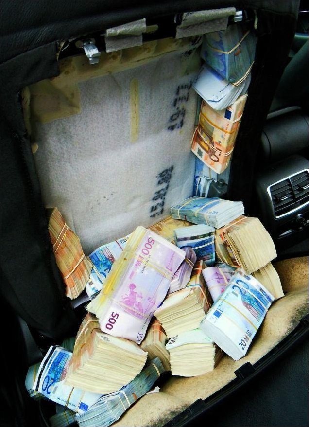 1.8 миллиона евро в спинках сидений (4 фото)