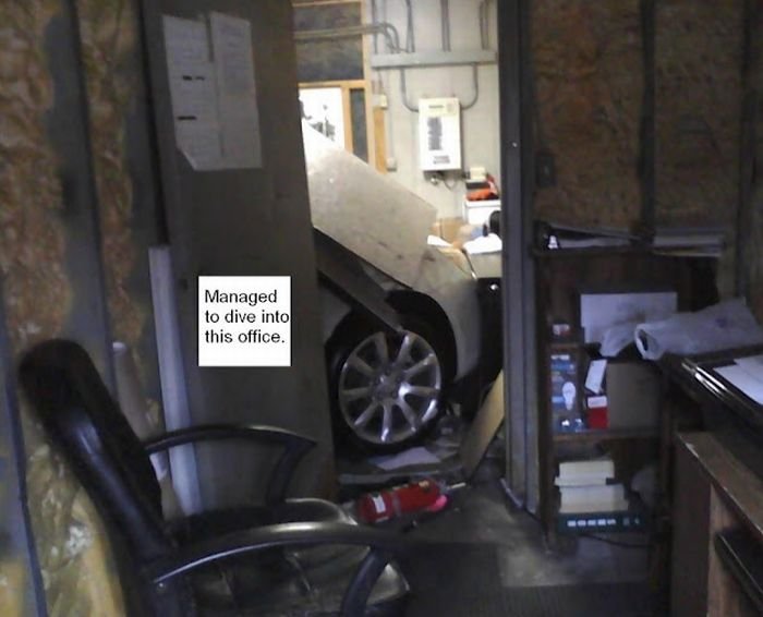 Автомобиль влетел в офис (4 фото)