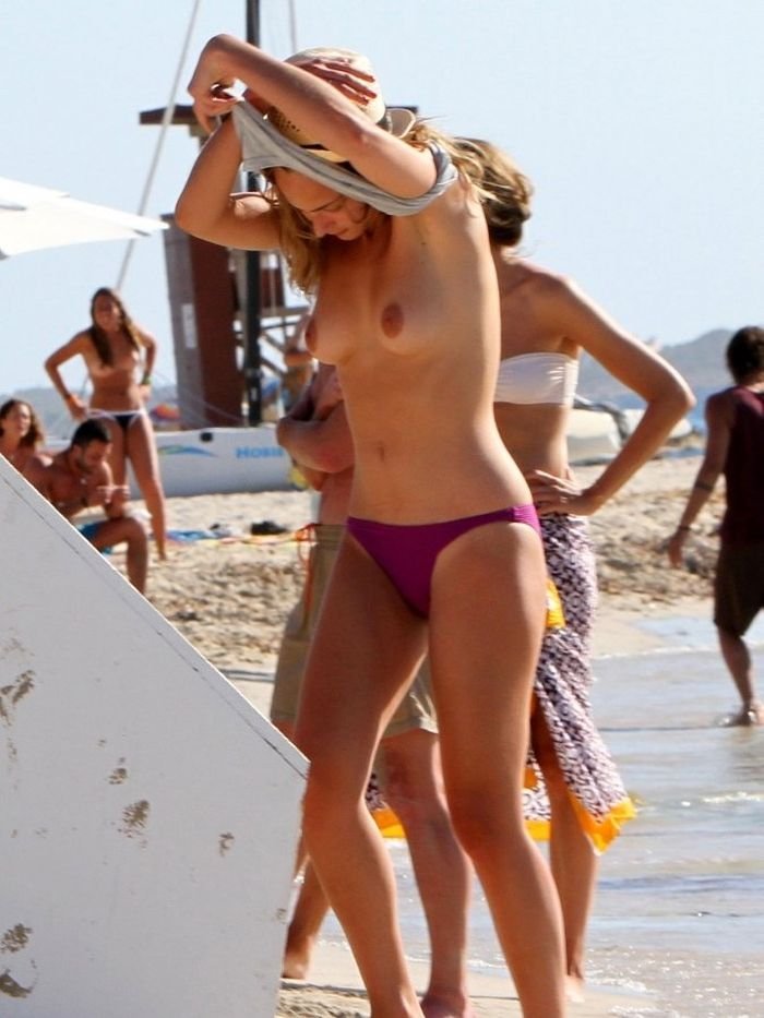 Нора Арнезедер на нудистском пляже (15 фото) .