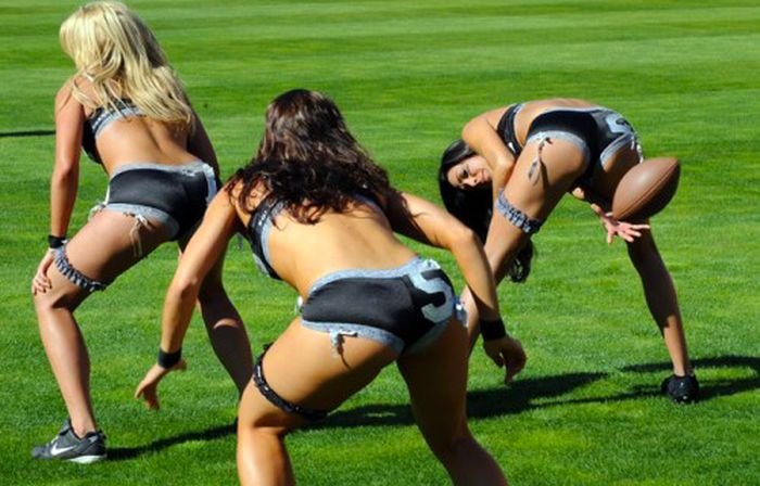 Девушки играют в американский футбол (26 фото)