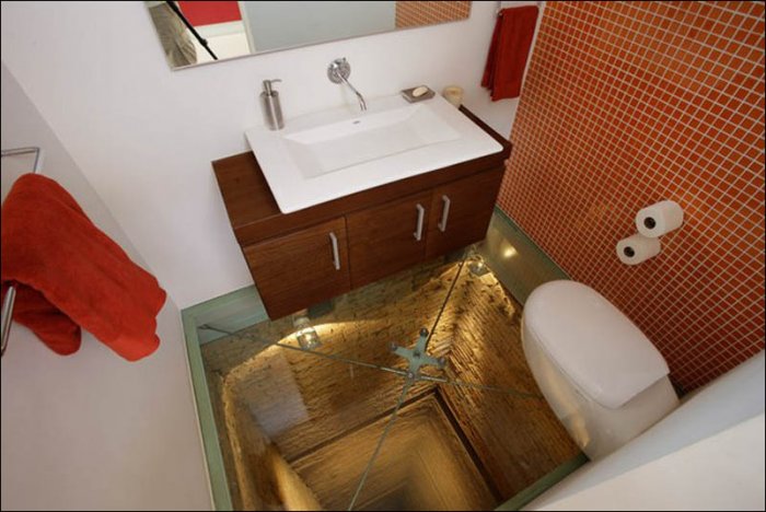 Ванная комната в лифтовой шахте (4 фото)