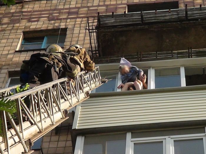 Бабушка выпала из балкона (8 фото)