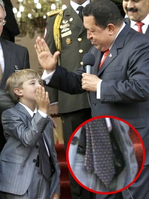 Коля Лукашенко носит ствол? (4 фото)