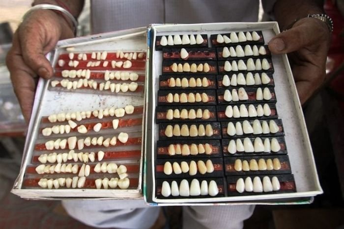 Придорожные стоматологи в Индии (5 фото)