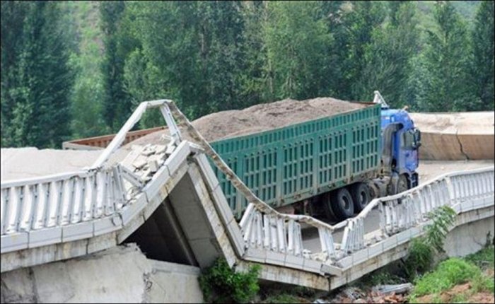 Грузовик обрушил мост (2 фото)