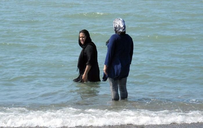 Иранские женщины на пляже (5 фото)