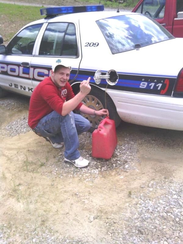 Слил бензин у полицейских (2 фото)