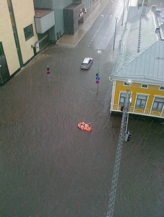 Забавные фотографии во время наводнений (67 фото)