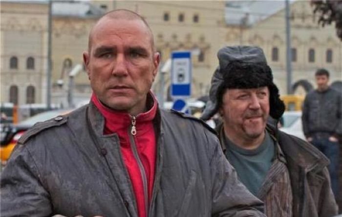 Голливудский актер стал московским бомжем (8 фото)