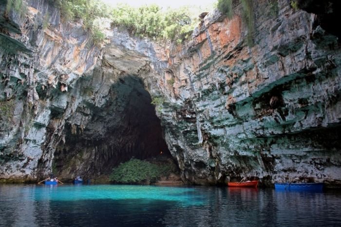Пещера Мелиссани в Греции (22 фото)