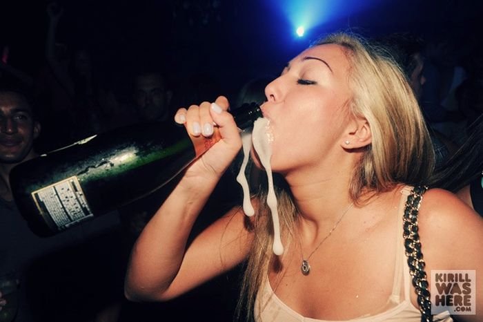 Девушки пьют шампанские в клубе (30 фото) .