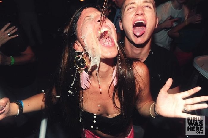 Девушки пьют шампанские в клубе (30 фото) .