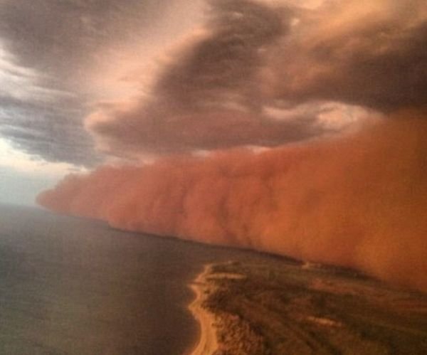 Песчаная буря над Австралией (10 фото)