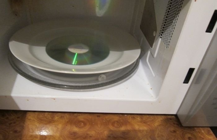 Компакт-диск в микроволновке (4 фото)