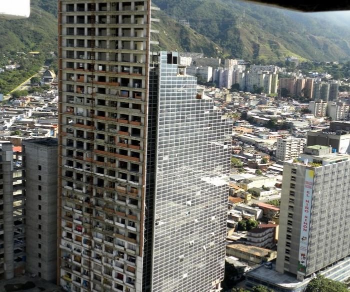 Жизнь в заброшенном небоскребе (20 фото)