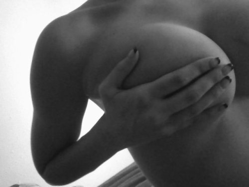 Девушки показывают грудь (31 фото)