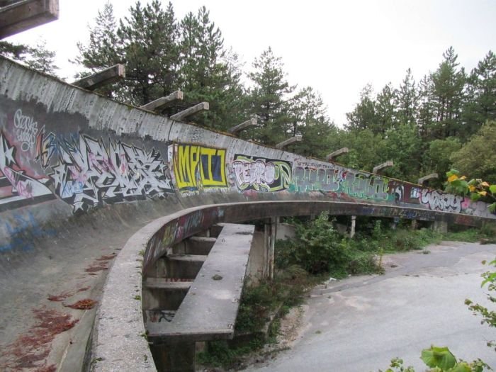 Заброшенная санно-бобслейная трасса в Сараево (20 фото)