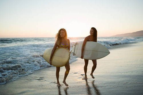 Девушки занимаются серфингом (31 фото)