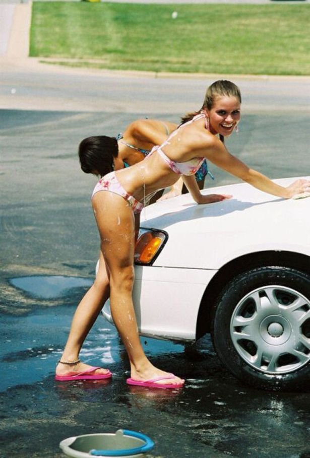 Девушки в бикини моют машины (41 фото)