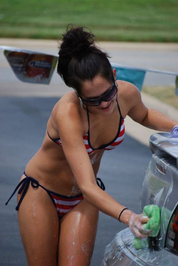 Девушки в бикини моют машины (41 фото)
