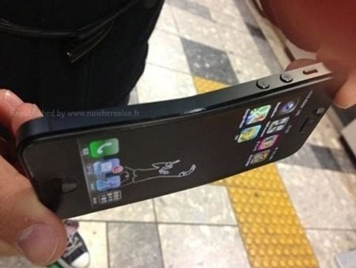 Не стоит носить iPhone в заднем кармане брюк (11 фото)