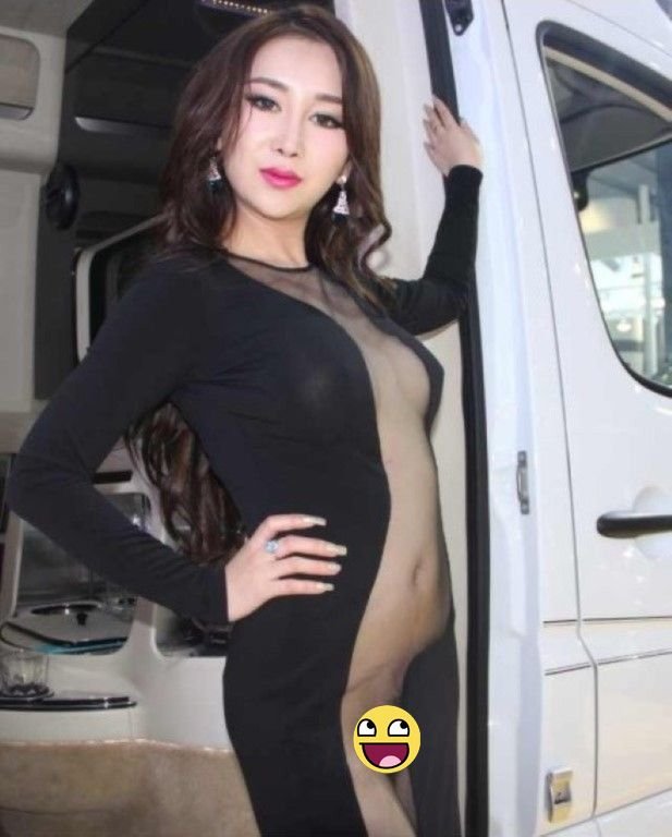 Сексуальное платье девушки на автовыставке (6 фото)