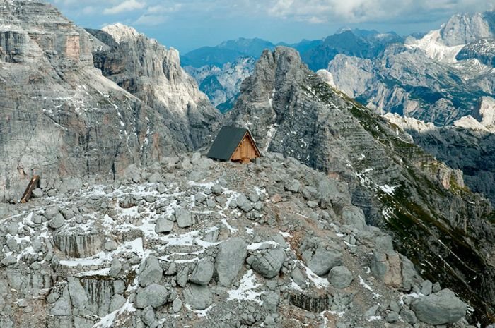 Домик для альпинистов (19 фото)