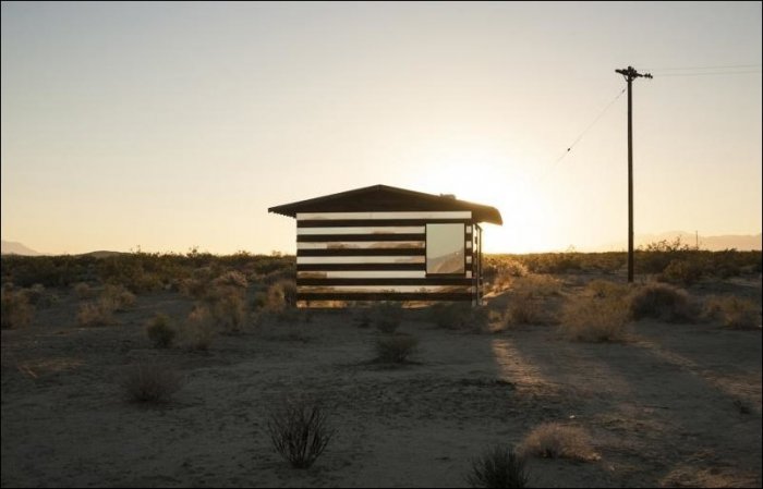 Креативный домик в пустыне (12 фото)