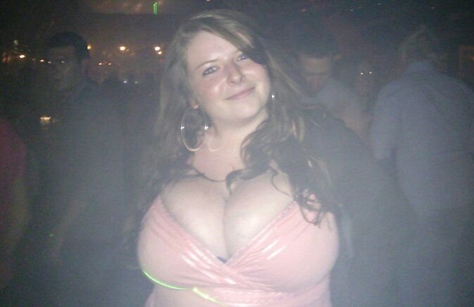 18-летняя девушка с огромной грудью (14 фото)