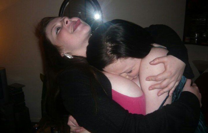 18-летняя девушка с огромной грудью (14 фото)