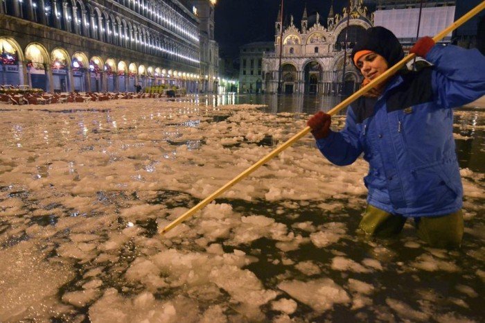Венецию снова затопило (8 фото)